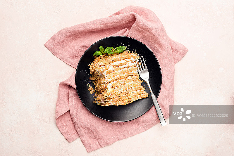 粉色背景上的奶油夹层蛋糕图片素材