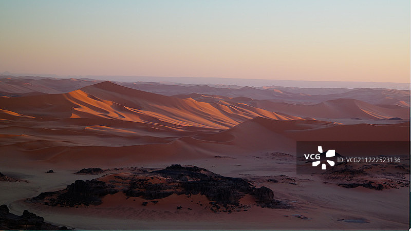 阿尔及利亚塔西利国家公园廷梅尔祖加沙丘的日出景观图片素材