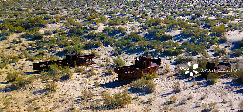 乌兹别克斯坦莫伊纳克附近船舶墓地日出全景图片素材