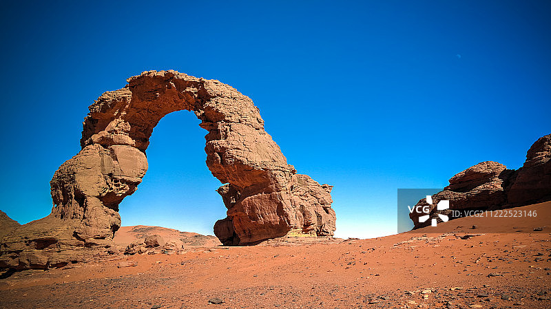 非洲拱门或阿尔及利亚拱门岩石构造与塔梅兹吉达的月亮图片素材
