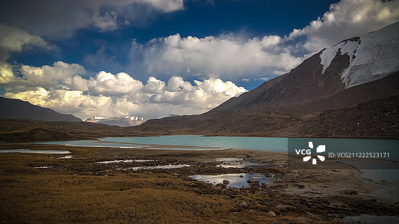 吉尔吉斯斯坦杰季-奥古兹的巴尔斯孔山口、河流、峡谷和萨雷莫伊纳克山口的湖泊全景图片素材