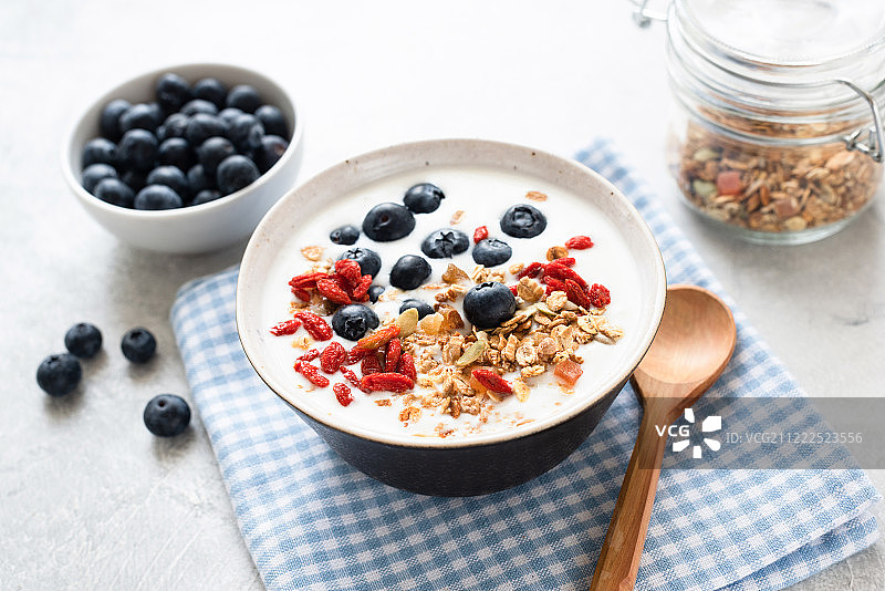 含格兰诺拉麦片和浆果的酸奶碗图片素材