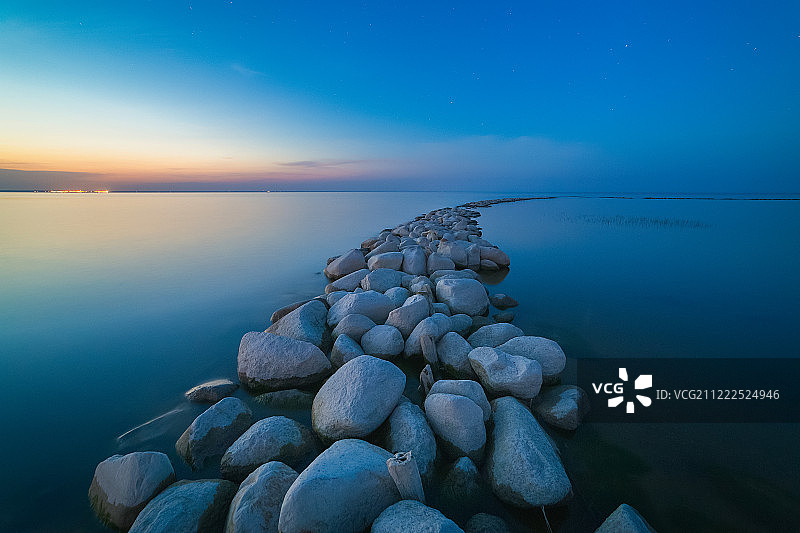 波罗的海海湾在绚丽日落下的长石码头图片素材