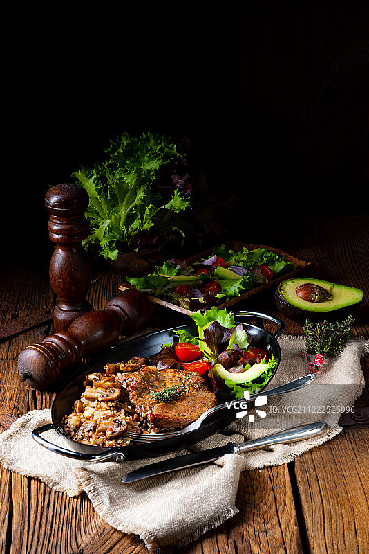 蘑菇荞麦猪排配芒果沙拉图片素材