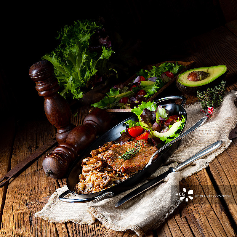 蘑菇荞麦猪排配芒果沙拉图片素材