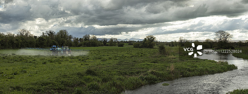 爱尔兰春季农作物喷洒图片素材