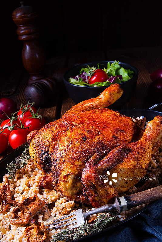 烤辣味鸡肉配大麦和蘑菇图片素材