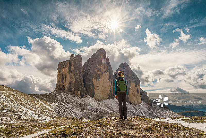 年轻女子欣赏拉瓦莱多三峰图片素材