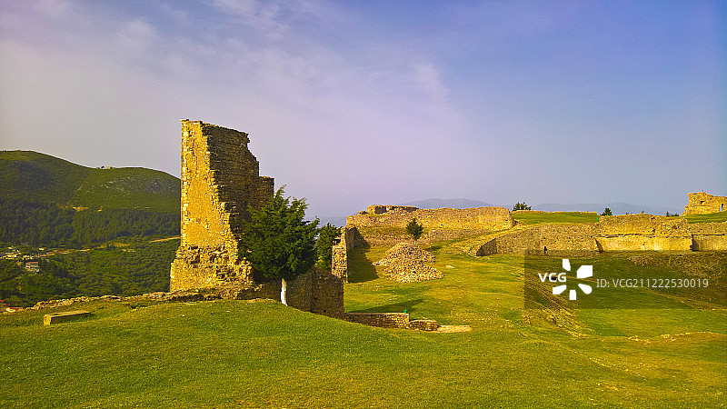 眺望阿尔巴尼亚发罗拉卡尼内城堡遗址和舒希察山的风景图片素材