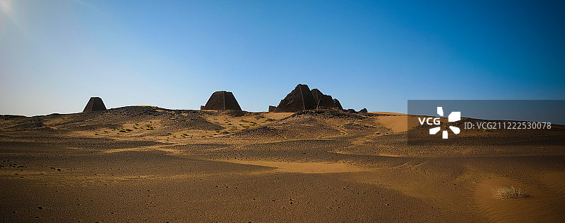 苏丹麦罗埃金字塔日出全景图片素材
