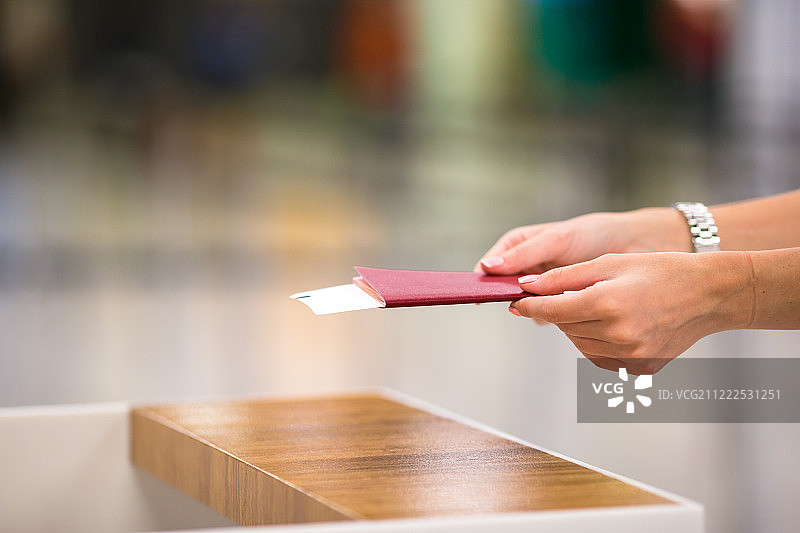 机场内的护照和登机牌特写图片素材