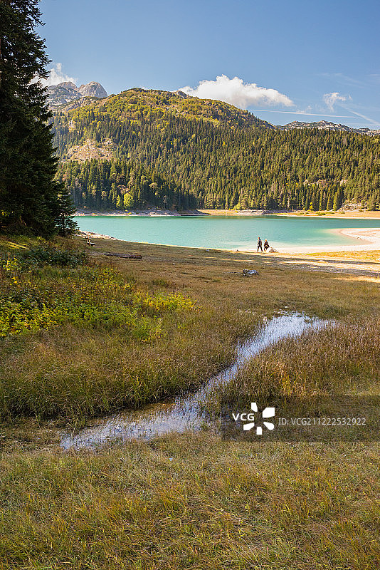 杜米托尔国家公园黑湖的竖版照片图片素材