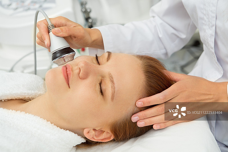 专业美容师在美容院为顾客服务图片素材