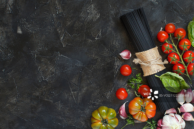 生墨鱼汁意面和蔬菜图片素材