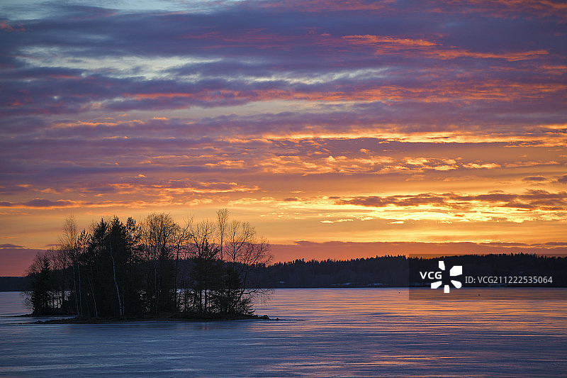 芬兰纳西湖上空的彩色天空图片素材