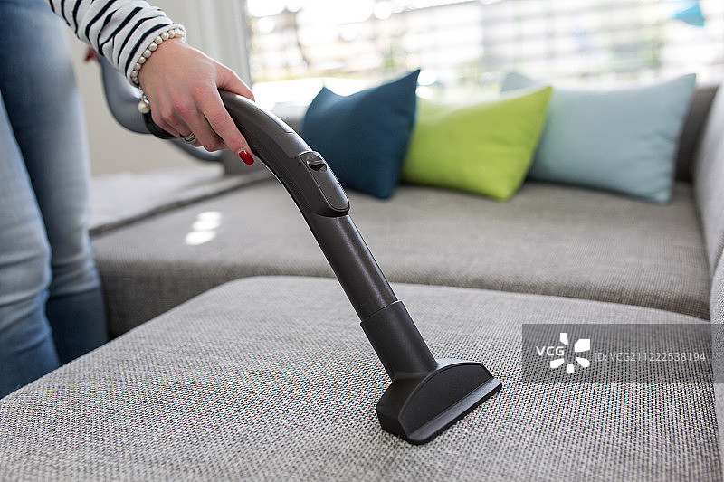 用吸尘器清洁沙发图片素材