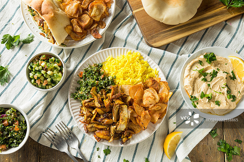 自制鸡肉沙瓦玛拼盘图片素材