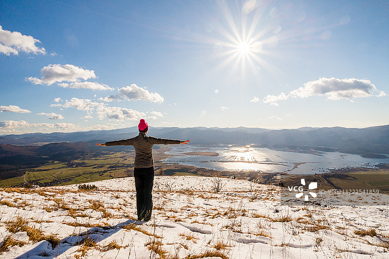 年轻女人欣赏着采尔克尼察湖的景色图片素材
