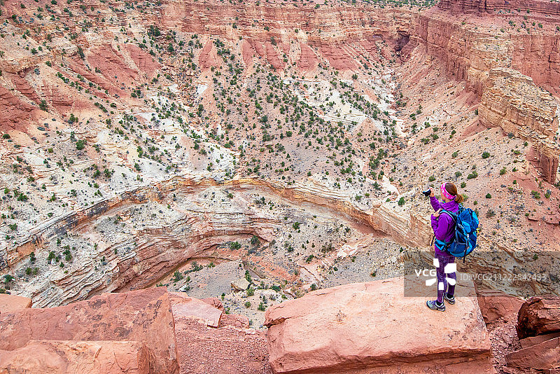 年轻女人在鹅颈湾拍照图片素材