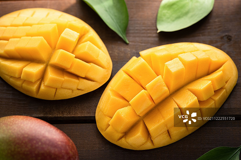 木制背景上的新鲜芒果图片素材
