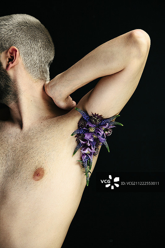 腋下夹花的男人肖像图片素材