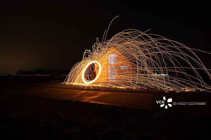 夜晚用燃烧的钢丝棉进行光绘图片素材