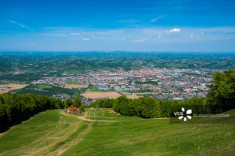 斯洛文尼亚马里博尔全景，从波霍列山的小屋卢卡前拍摄图片素材