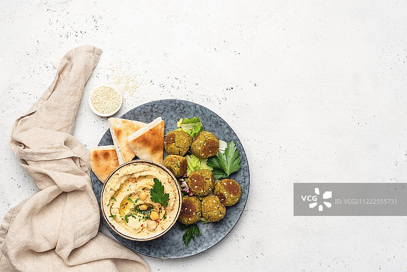 鹰嘴豆泥、炸豆丸子和皮塔饼图片素材