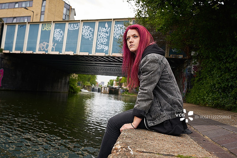 隔壁的女孩在思考着运河边的生活图片素材