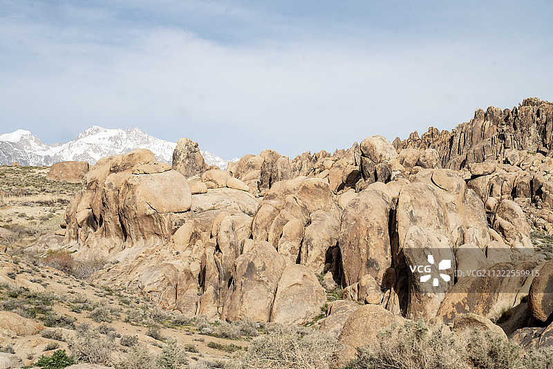 从岩石沙漠到雪山山脉图片素材