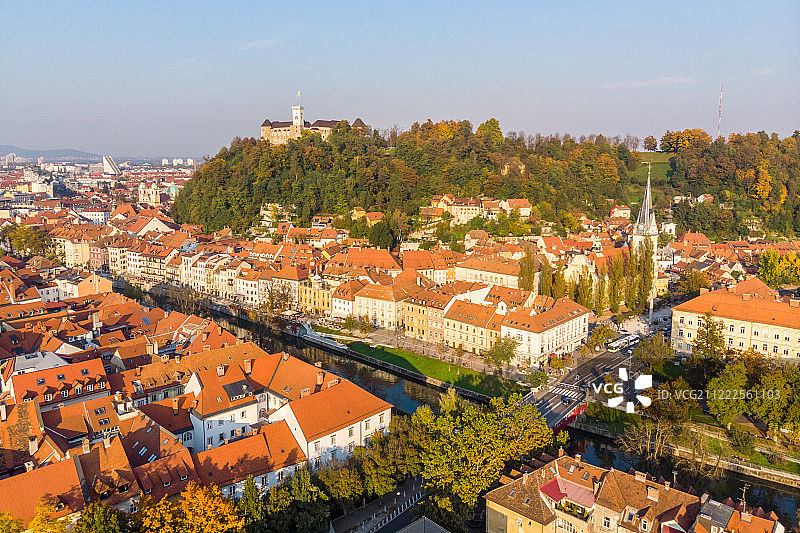 斯洛文尼亚首都卢布尔雅那的温暖午后城市风光图片素材