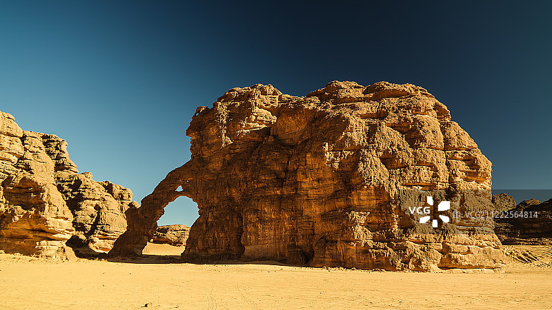 阿尔及利亚塔西利国家公园的抽象岩层和象形岩石图片素材