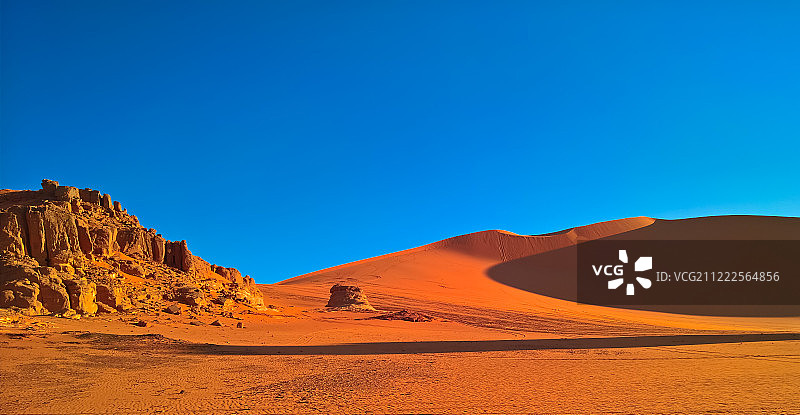 阿尔及利亚塔西利国家公园廷梅尔祖加沙丘的日出景观图片素材