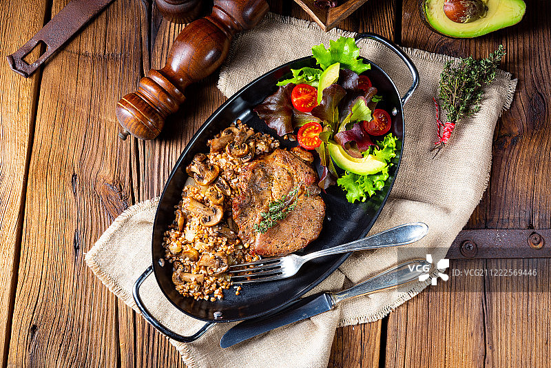 蘑菇荞麦猪排配芒果沙拉图片素材