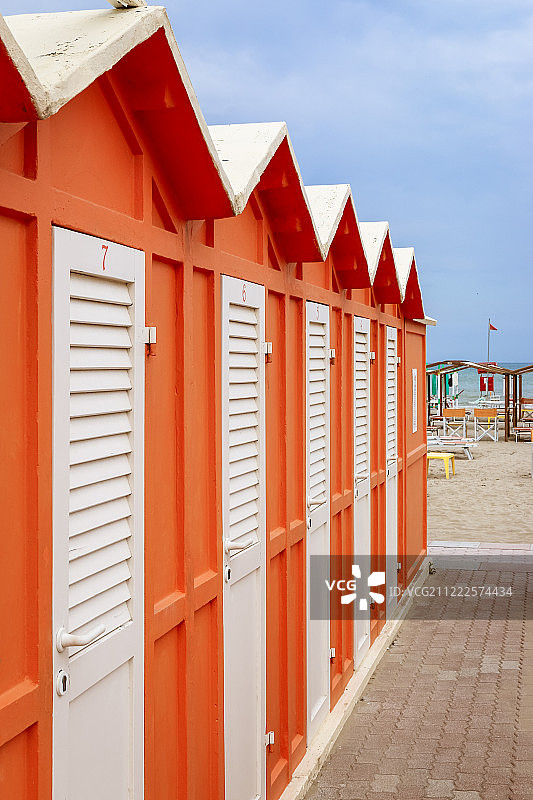 意大利里乔内海滩上的橙色小屋图片素材