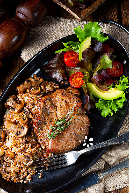 蘑菇荞麦猪排配芒果沙拉图片素材