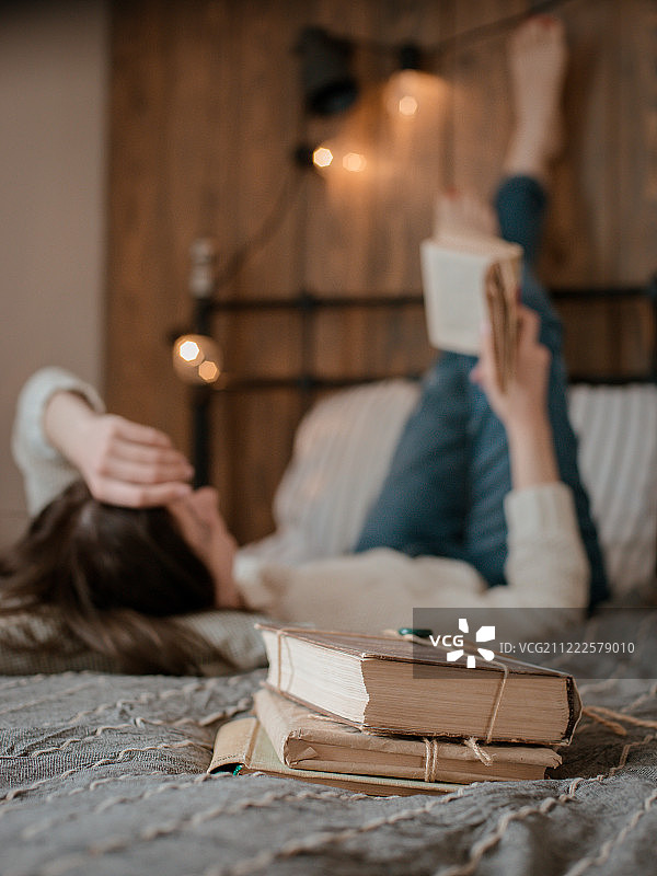 女孩在床上看书喝咖啡图片素材