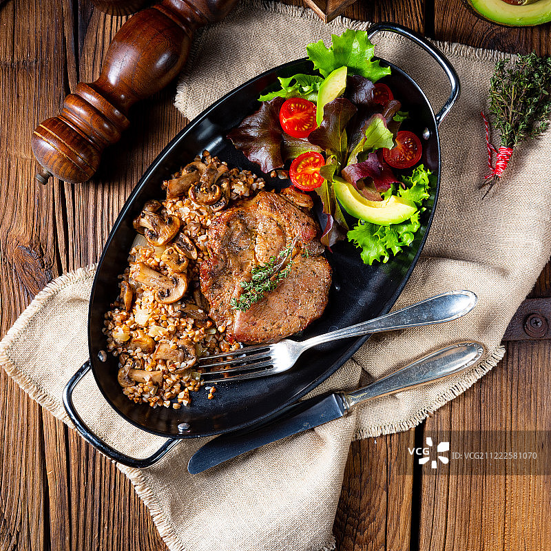 蘑菇荞麦猪排配芒果沙拉图片素材