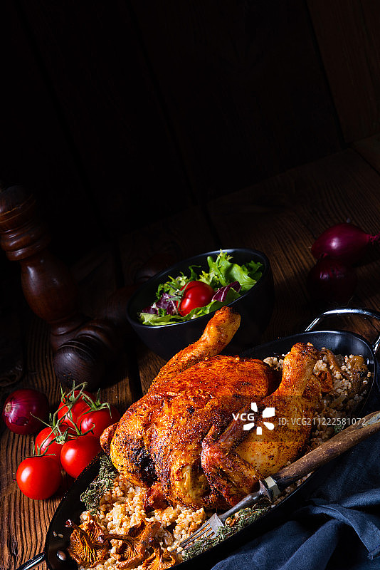 烤辣味鸡肉配大麦和蘑菇图片素材