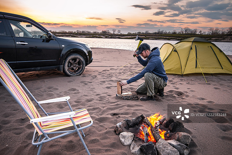 游客为篝火准备木柴图片素材