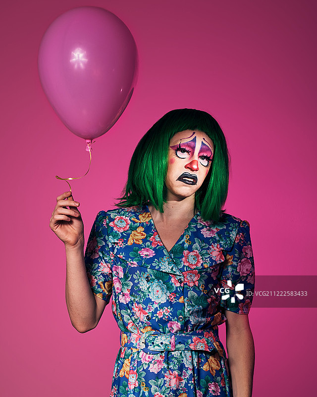 穿着碎花裙的小丑图片素材