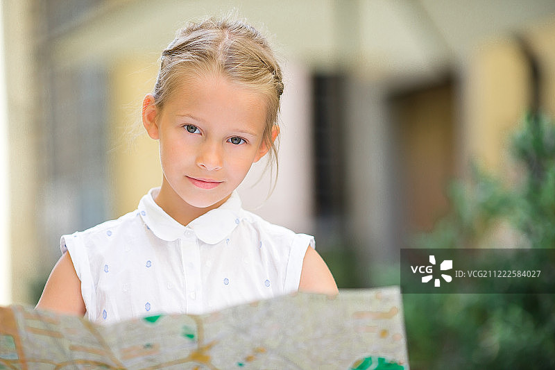 在欧洲享受意大利假期的可爱小女孩图片素材