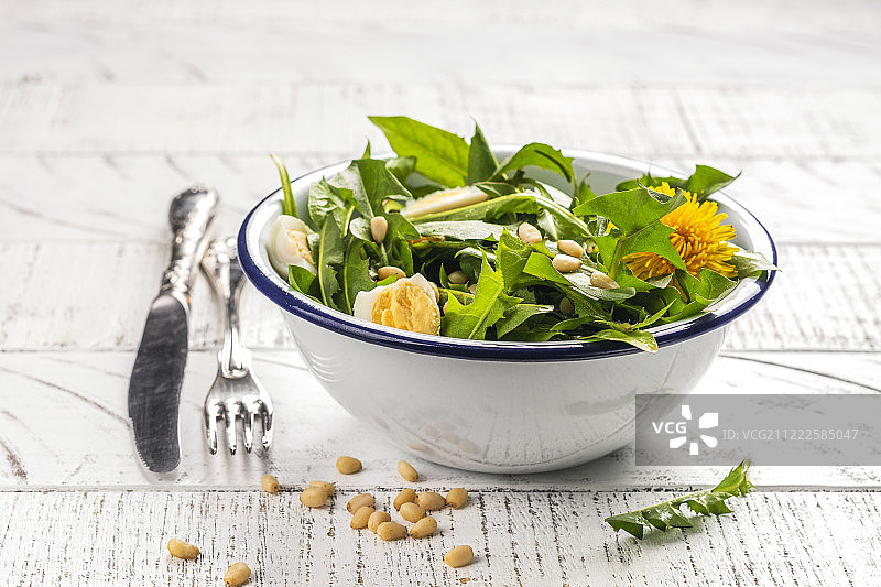 新鲜蒲公英沙拉图片素材
