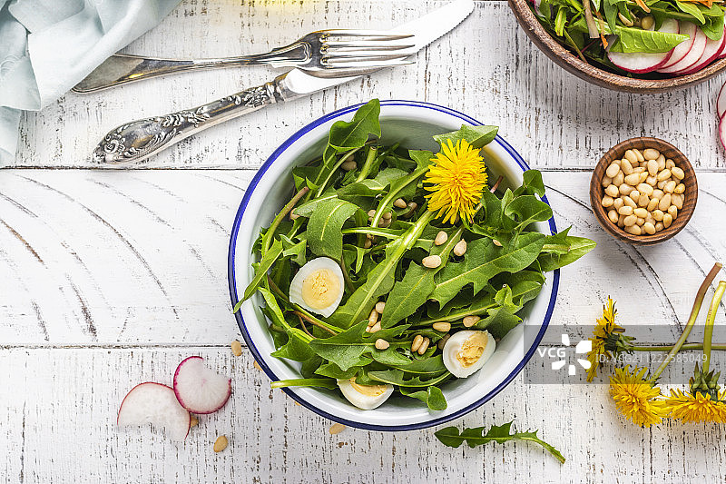 新鲜蒲公英沙拉图片素材