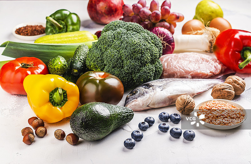 白色桌子上的佩甘饮食食物图片素材