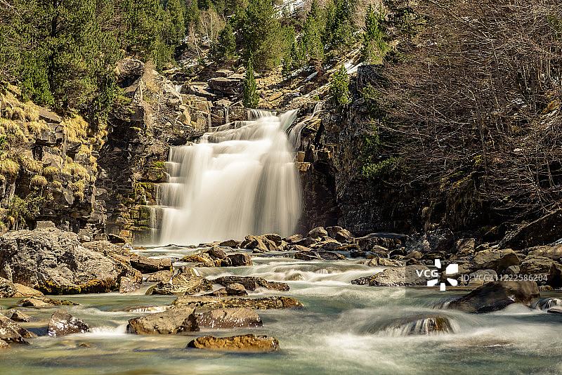 奥尔德萨和佩尔迪多山国家公园的壮丽瀑布图片素材