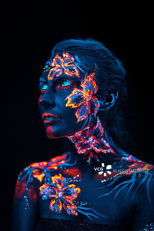 紫外光下年轻女孩面部的精美花朵图片素材