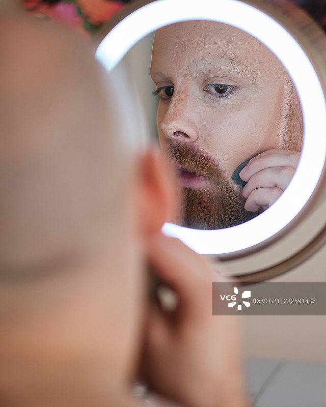 化妆的男子肖像，加拿大多伦多图片素材