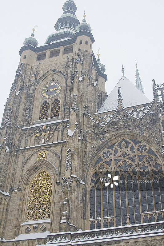 一月雪天中的圣维特南塔和唱诗班图片素材