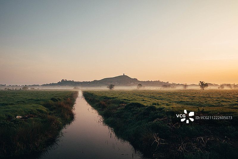 日出时的格拉斯顿伯里山图片素材